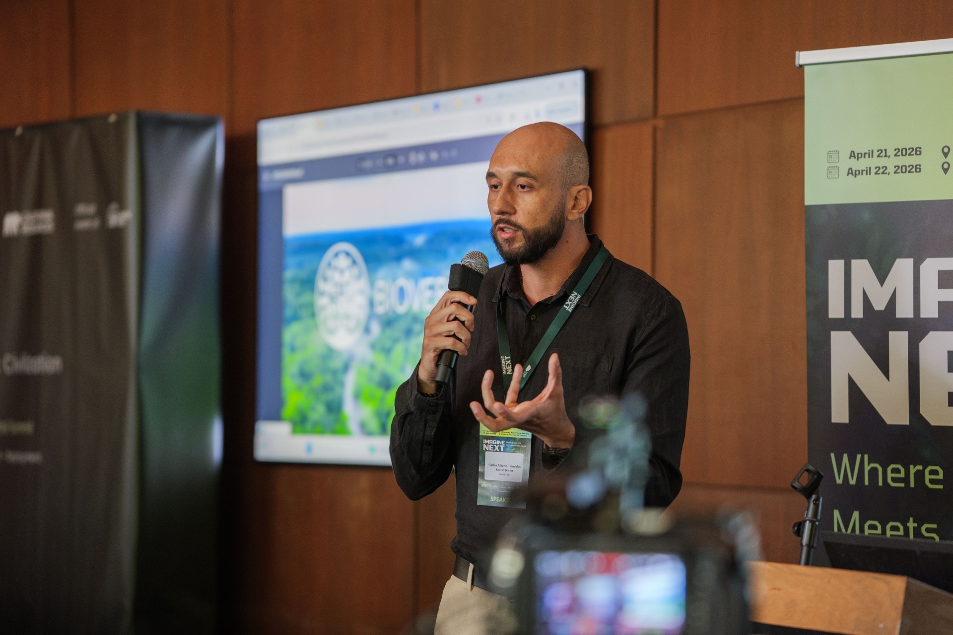 Carlos Talini dos Santos Junior of Bioverse pitching on stage